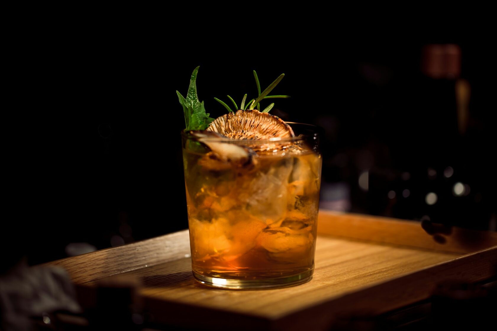 Cocktail artesanal servido à noite